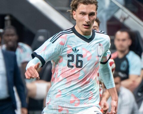 Ajax bereikt mondelinge overeenkomst om Mika Godts voor €55 miljoen aan PSG te verkopen