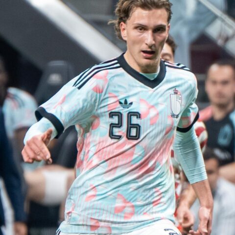 Ajax bereikt mondelinge overeenkomst om Mika Godts voor €55 miljoen aan PSG te verkopen