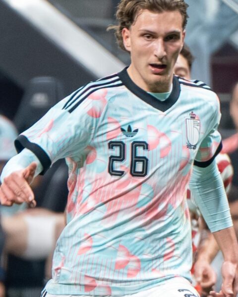 Ajax bereikt mondelinge overeenkomst om Mika Godts voor €55 miljoen aan PSG te verkopen