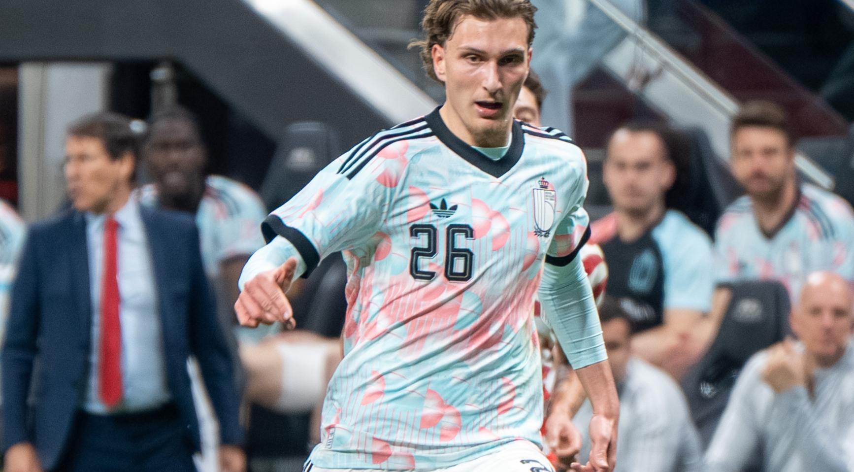 Ajax bereikt mondelinge overeenkomst om Mika Godts voor €55 miljoen aan PSG te verkopen