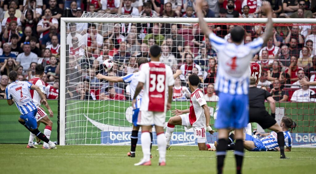 Ajax verliest 2-0 voorsprong en speelt 2-2 gelijk tegen Heerenveen