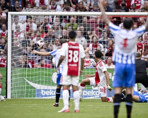Ajax verliest 2-0 voorsprong en speelt 2-2 gelijk tegen Heerenveen