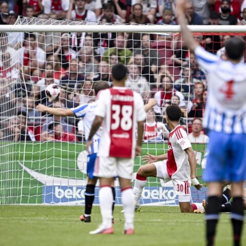 Ajax verliest 2-0 voorsprong en speelt 2-2 gelijk tegen Heerenveen