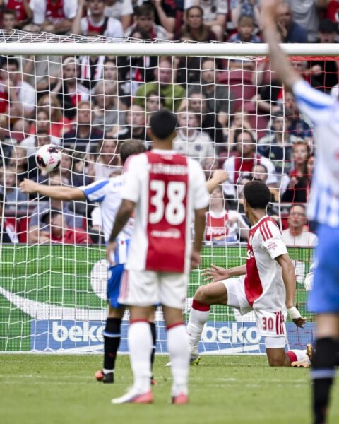 Ajax verliest 2-0 voorsprong en speelt 2-2 gelijk tegen Heerenveen