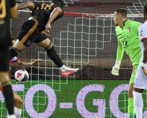Ajax wint met 4-2 van Sion in playoff UEFA Conference League