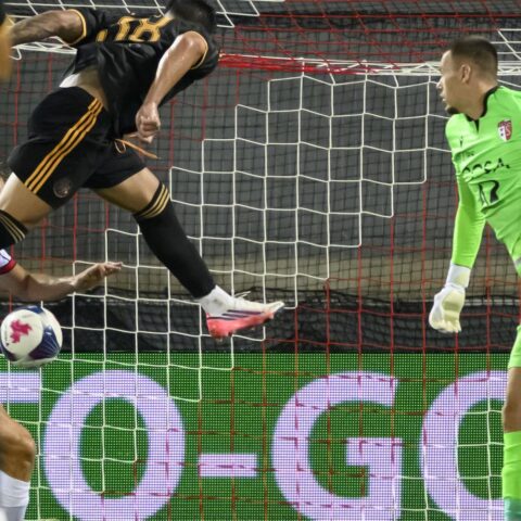 Ajax wint met 4-2 van Sion in playoff UEFA Conference League