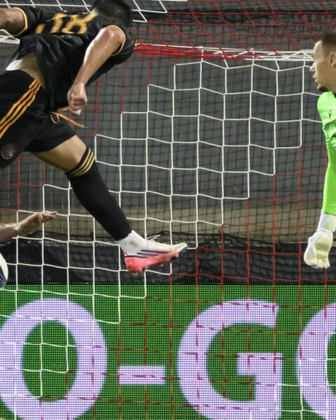 Ajax wint met 4-2 van Sion in playoff UEFA Conference League