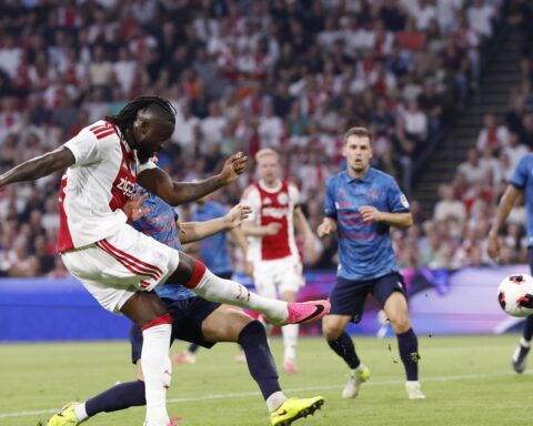 Ajax wint met 5-3 van FC Sion en plaatst zich voor de UEFA Conference League
