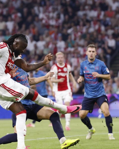 Ajax wint met 5-3 van FC Sion en plaatst zich voor de UEFA Conference League