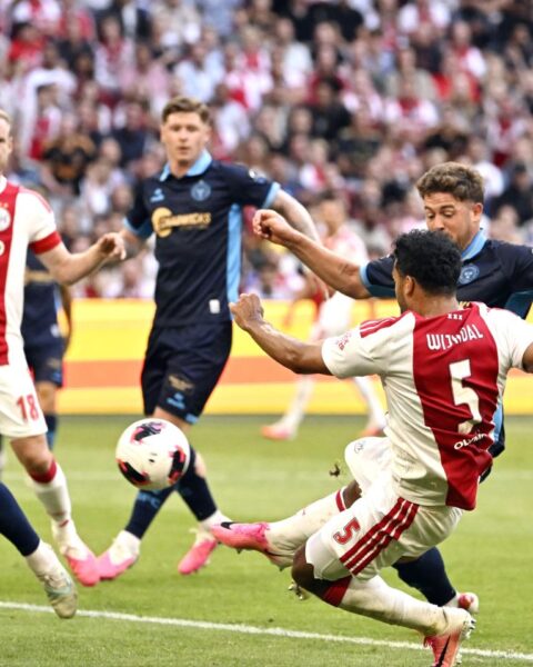 Ajax wint thuis met 3-1 van Shelbourne in kwalificatiewedstrijd voor Conference League