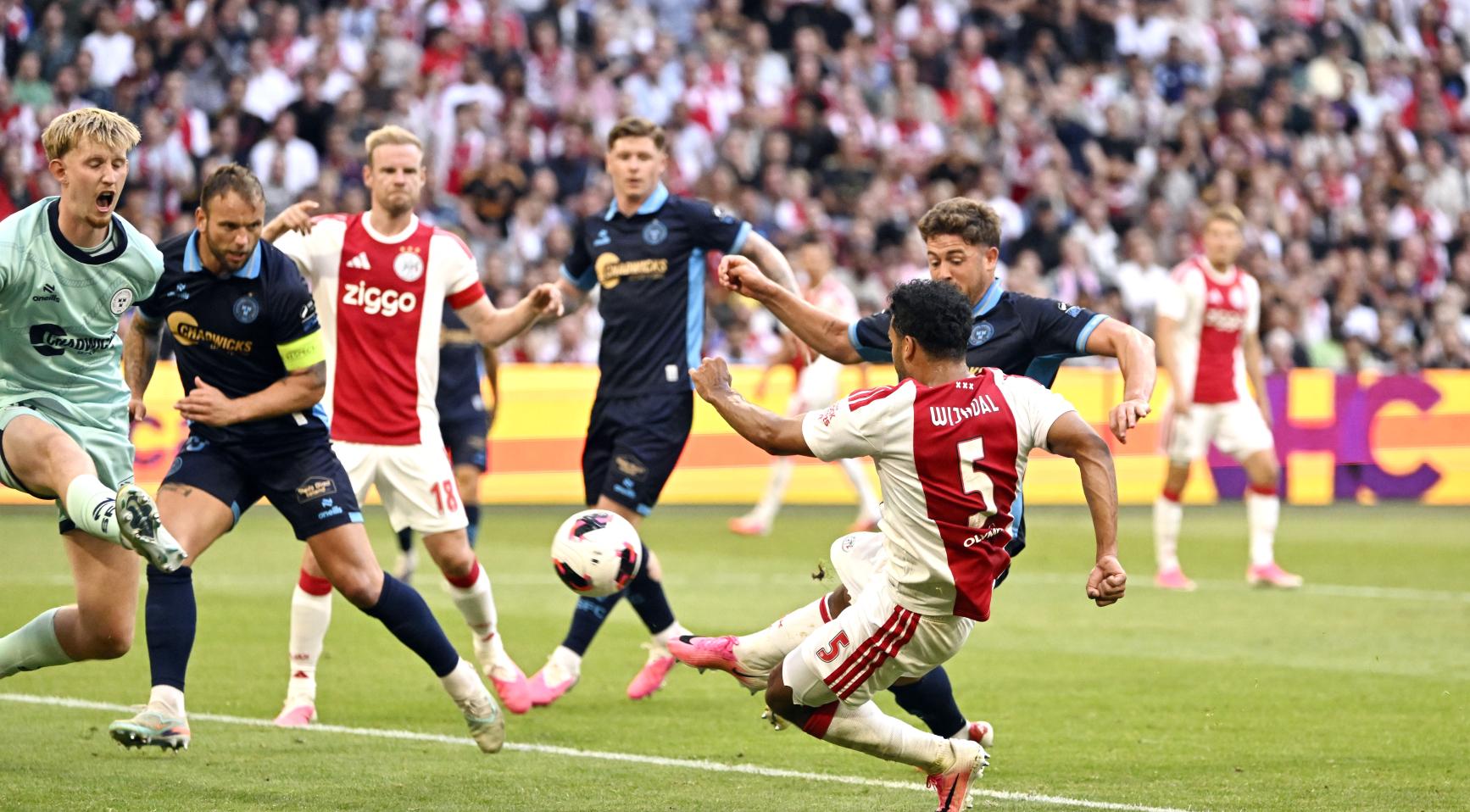 Ajax wint thuis met 3-1 van Shelbourne in kwalificatiewedstrijd voor Conference League