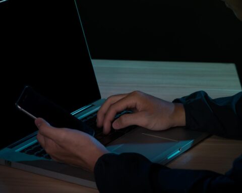 Amersfoorter veroordeeld tot 120 uur voor racistische bedreigingen op Telegram