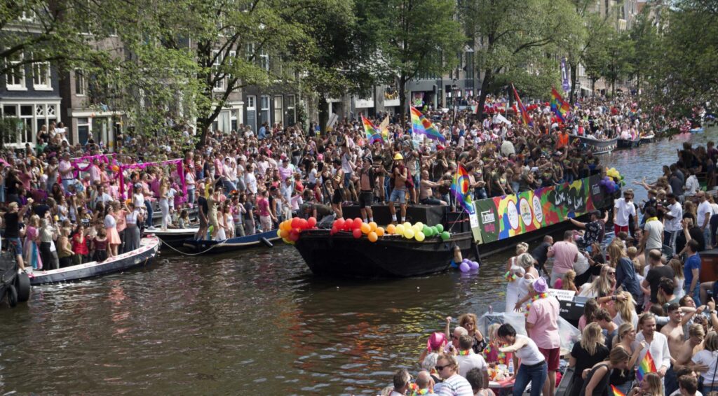 Amsterdam logo verkeerd gebruikt op flyers die waarschuwen voor Israëlische soldaten tijdens WorldPride