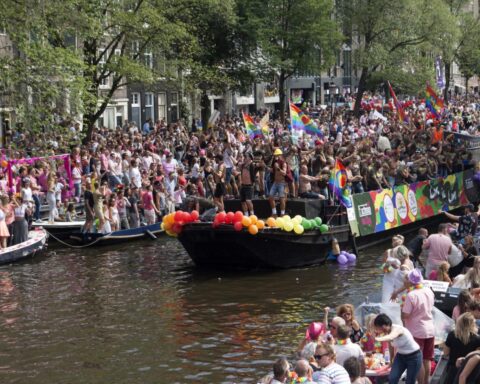 Amsterdam logo verkeerd gebruikt op flyers die waarschuwen voor Israëlische soldaten tijdens WorldPride