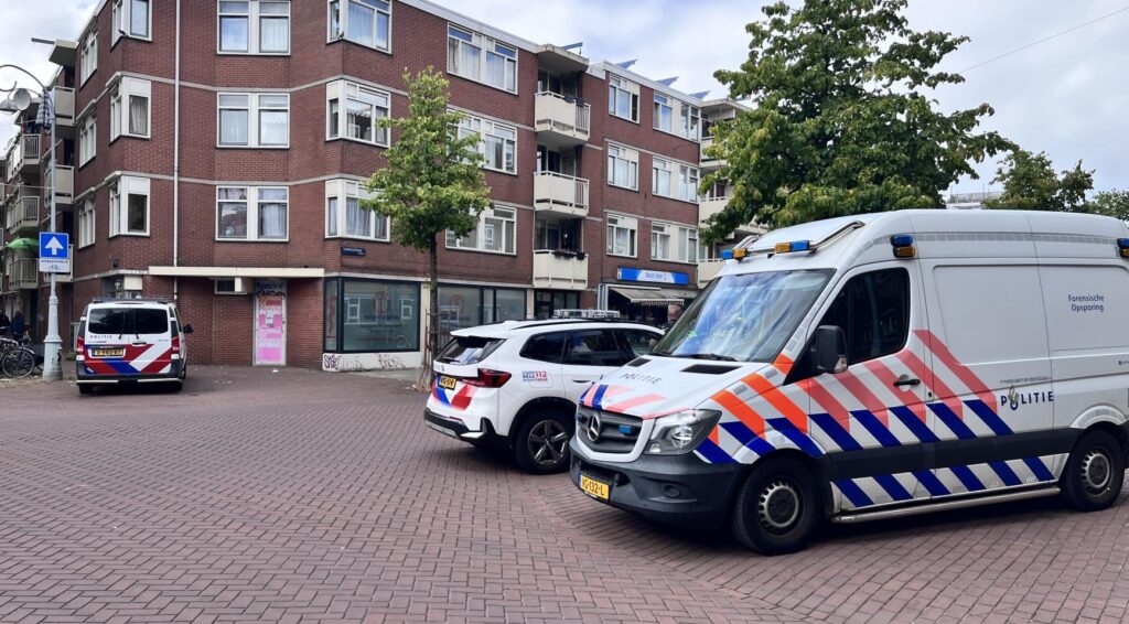 Amsterdamse politie volgt bloedspoor naar steekpartij slachtoffer in Sumatrastraat woning