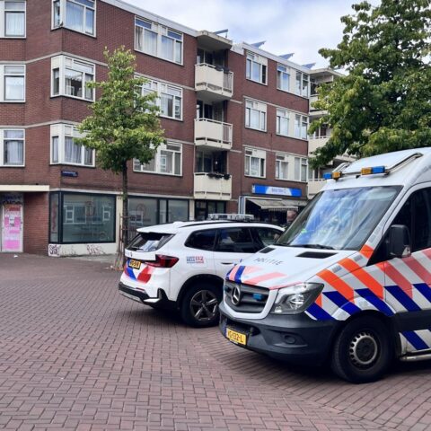 Amsterdamse politie volgt bloedspoor naar steekpartij slachtoffer in Sumatrastraat woning