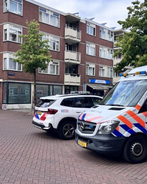 Amsterdamse politie volgt bloedspoor naar steekpartij slachtoffer in Sumatrastraat woning