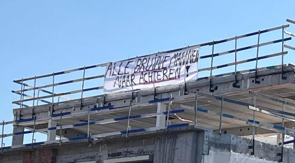 Banner langs Belgische snelweg verwijst vermoedelijk naar Nederlandse zangeres Sophie Straat