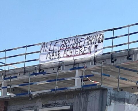 Banner langs Belgische snelweg verwijst vermoedelijk naar Nederlandse zangeres Sophie Straat