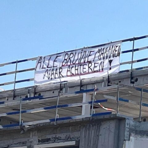 Banner langs Belgische snelweg verwijst vermoedelijk naar Nederlandse zangeres Sophie Straat