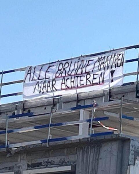 Banner langs Belgische snelweg verwijst vermoedelijk naar Nederlandse zangeres Sophie Straat