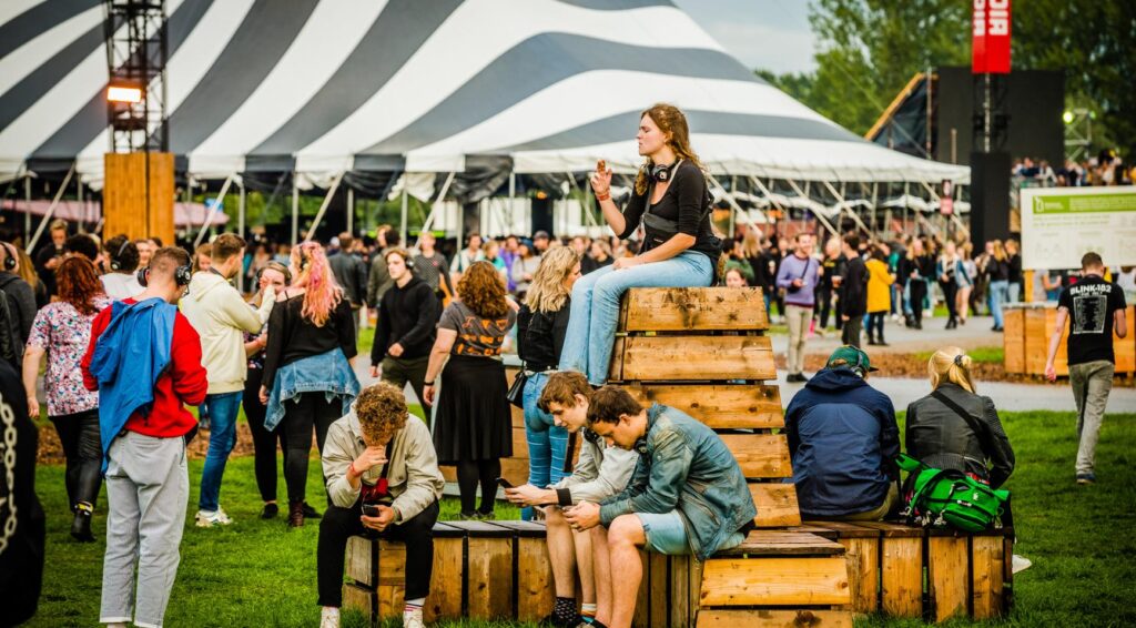 Bezoekers van Lowlands festival doneren haar voor onderzoek naar stress gerelateerd aan kanker