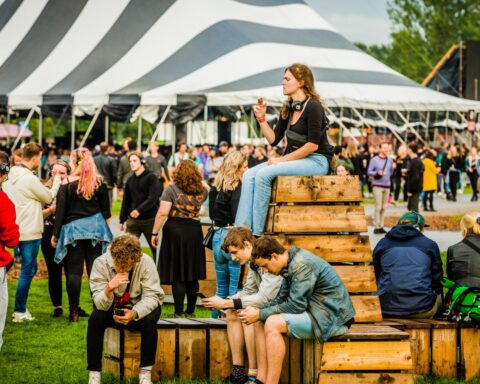 Bezoekers van Lowlands festival doneren haar voor onderzoek naar stress gerelateerd aan kanker