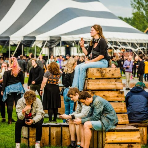 Bezoekers van Lowlands festival doneren haar voor onderzoek naar stress gerelateerd aan kanker