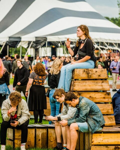 Bezoekers van Lowlands festival doneren haar voor onderzoek naar stress gerelateerd aan kanker