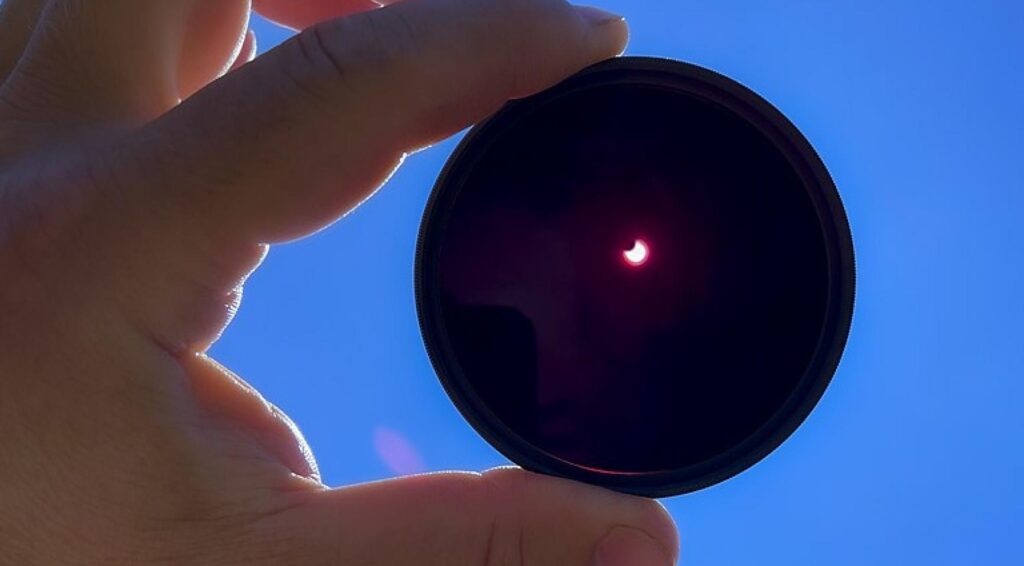 Bijna 1 op de 5 Nederlanders van plan om vanavond zonverduistering te kijken zonder oogbescherming