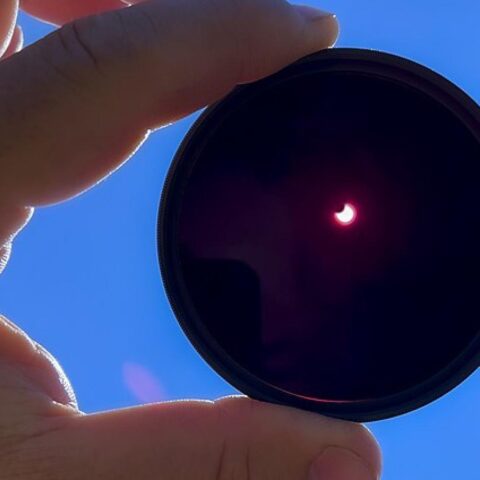Bijna 1 op de 5 Nederlanders van plan om vanavond zonverduistering te kijken zonder oogbescherming