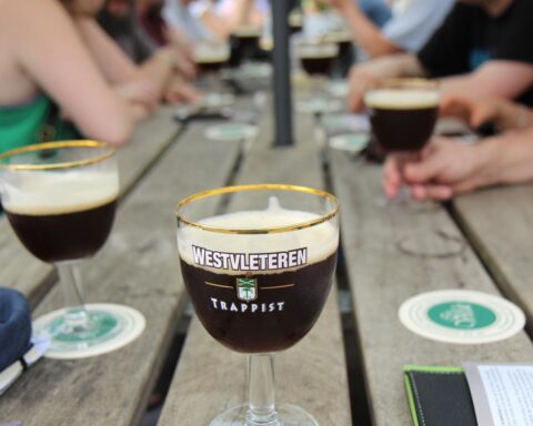 Bijna de helft van de Nederlanders vindt één dagelijkse drank prima, ondanks waarschuwing over schade