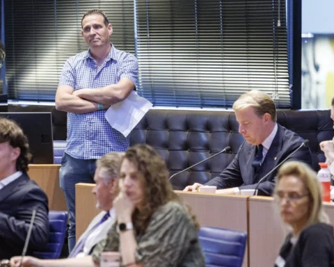 Brabant handhaaft intrekking vergunningen voor pluimveebedrijven na debat