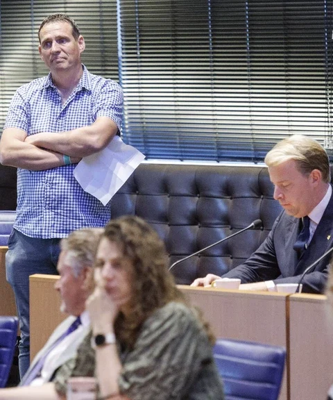 Brabant handhaaft intrekking vergunningen voor pluimveebedrijven na debat