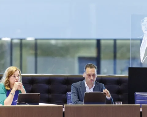 Brabant handhaaft intrekking vergunningen voor vijf pluimveebedrijven na debat