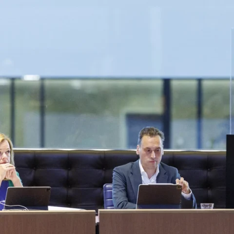 Brabant handhaaft intrekking vergunningen voor vijf pluimveebedrijven na debat