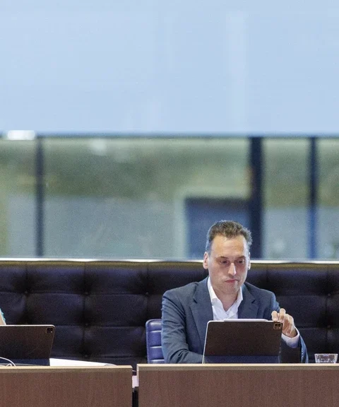 Brabant handhaaft intrekking vergunningen voor vijf pluimveebedrijven na debat
