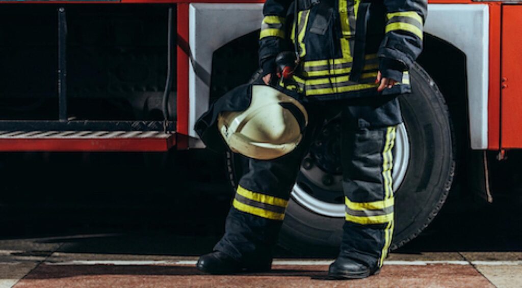 Brand in gebouw in centrum Deventer; één persoon naar ziekenhuis vervoerd