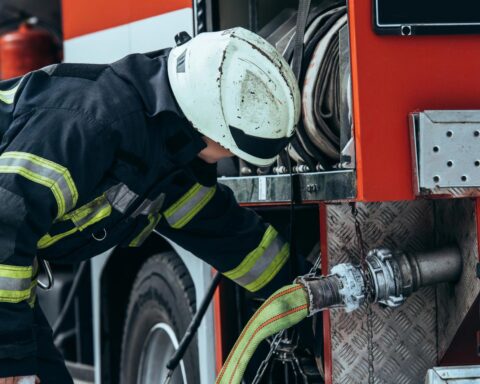 Brand verwoest zeven caravans op Amsterdamse camping in de vroege ochtend