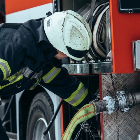 Brand verwoest zeven caravans op Amsterdamse camping in de vroege ochtend