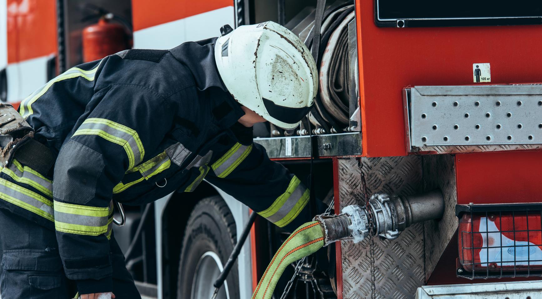 Brand verwoest zeven caravans op Amsterdamse camping in de vroege ochtend