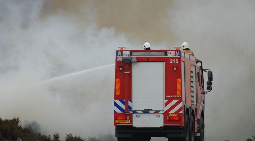 Brandweerman aangereden door brandweerwagen tijdens blussen van natuurbrand in Oudorp