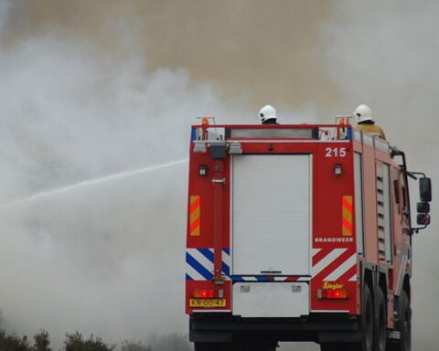 Brandweerman aangereden door brandweerwagen tijdens blussen van natuurbrand in Oudorp