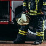 Brandweerman overleden aan verwondingen na beknelling onder vrachtwagen tijdens brand in Ouddorp