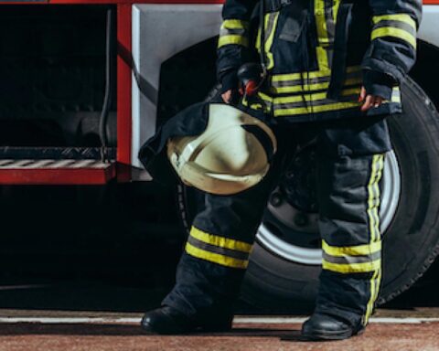 Brandweerman overleden aan verwondingen na beknelling onder vrachtwagen tijdens brand in Ouddorp