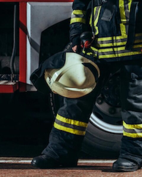 Brandweerman overleden aan verwondingen na beknelling onder vrachtwagen tijdens brand in Ouddorp