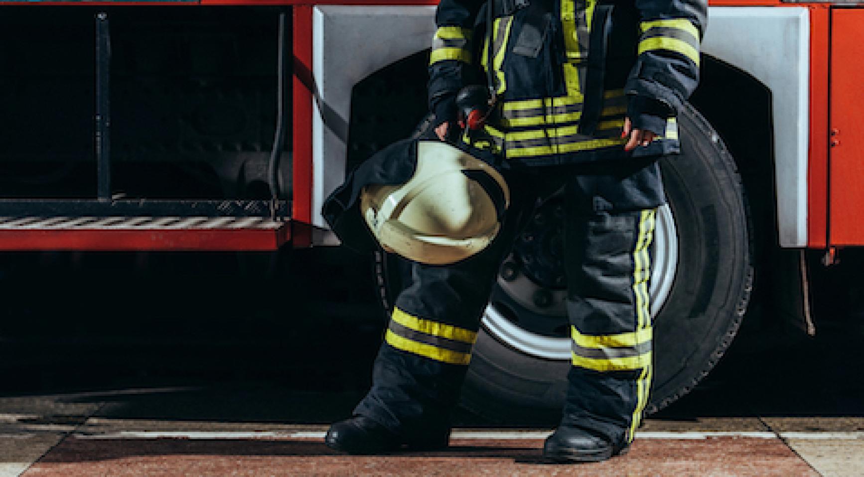 Brandweerman overleden aan verwondingen na beknelling onder vrachtwagen tijdens brand in Ouddorp