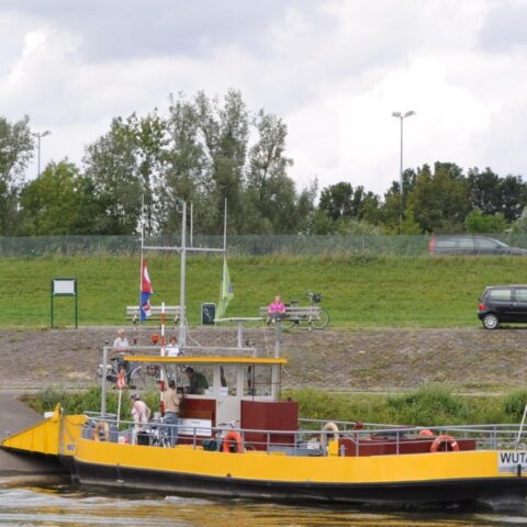 Daling van waterstanden veroorzaakt stillegging van meerdere veerboten in Gelderland