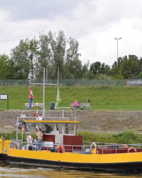 Daling van waterstanden veroorzaakt stillegging van meerdere veerboten in Gelderland