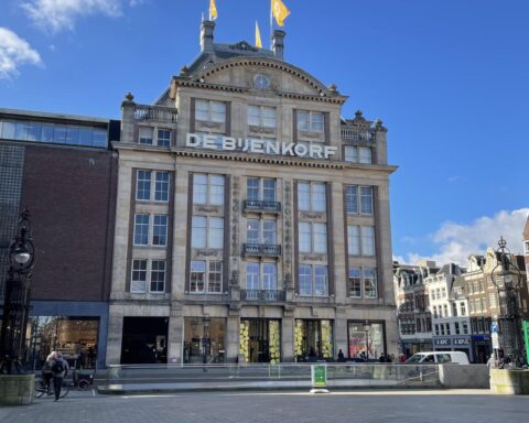 De Bijenkorf waarschuwt voor langdurige bezorgvertragingen na grote datalek